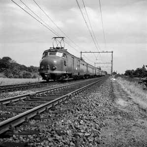 150952 Afbeelding van twee gekoppelde electrische treinstellen mat. 1954 (hondekoppen) van de N.S. ter hoogte van ...